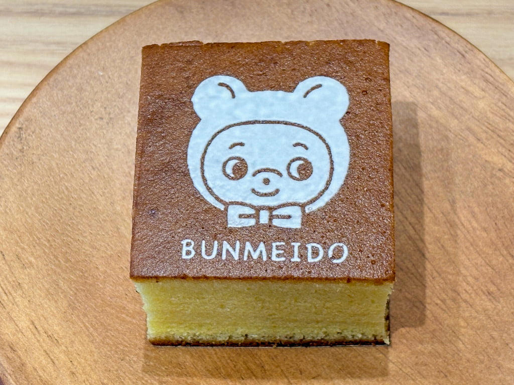 ガラスレスのライブキッチンは臨場感たっぷり, 関西ではここだけ！焼きたてをいただける「釜出しカステラ」, 「こぐまのカステラサンド」など限定品もお目当てに, 品揃え豊富に！テラス席でひと息つくのもおすすめ