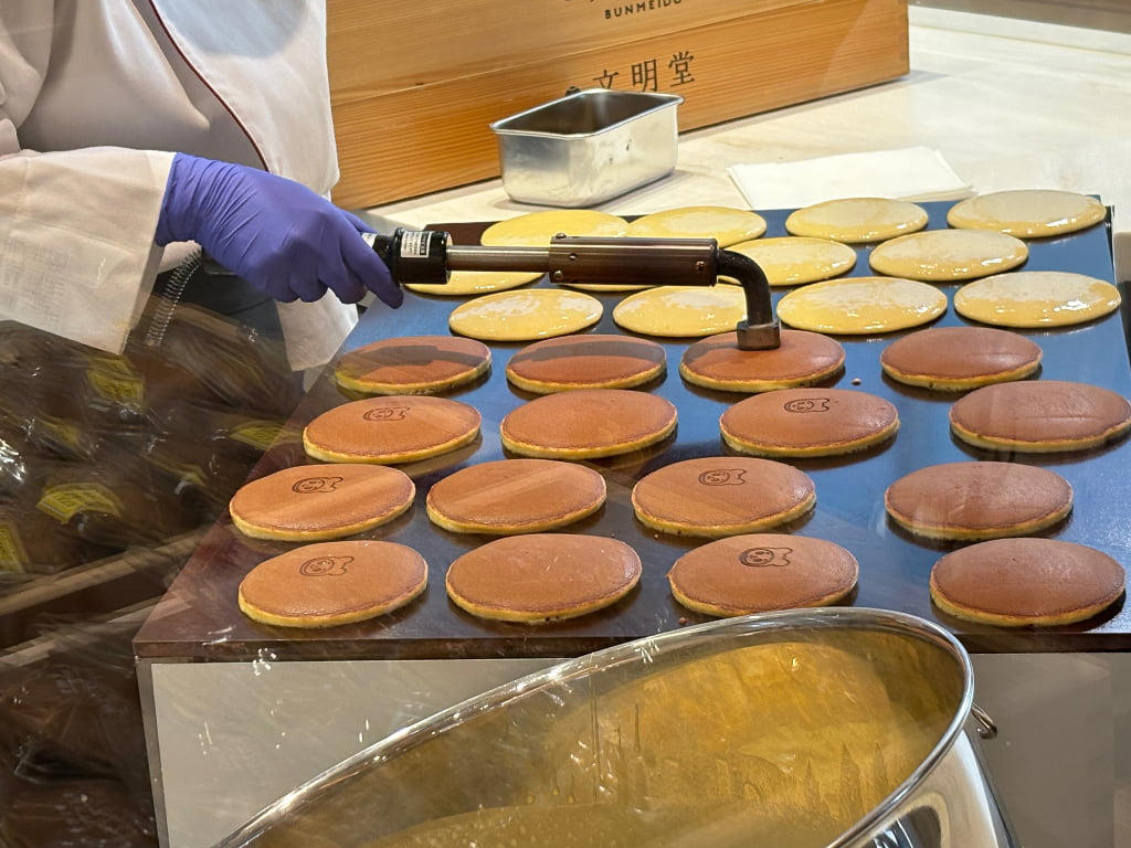 ガラスレスのライブキッチンは臨場感たっぷり, 関西ではここだけ！焼きたてをいただける「釜出しカステラ」, 「こぐまのカステラサンド」など限定品もお目当てに, 品揃え豊富に！テラス席でひと息つくのもおすすめ