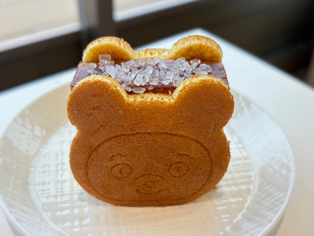ガラスレスのライブキッチンは臨場感たっぷり, 関西ではここだけ！焼きたてをいただける「釜出しカステラ」, 「こぐまのカステラサンド」など限定品もお目当てに, 品揃え豊富に！テラス席でひと息つくのもおすすめ