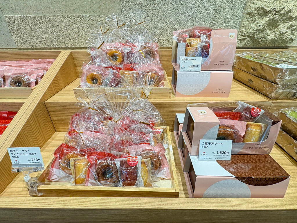ガラスレスのライブキッチンは臨場感たっぷり, 関西ではここだけ！焼きたてをいただける「釜出しカステラ」, 「こぐまのカステラサンド」など限定品もお目当てに, 品揃え豊富に！テラス席でひと息つくのもおすすめ