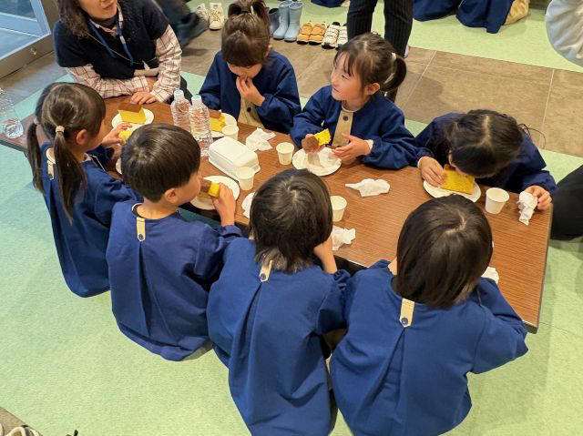 ガラスレスのライブキッチンは臨場感たっぷり, 関西ではここだけ！焼きたてをいただける「釜出しカステラ」, 「こぐまのカステラサンド」など限定品もお目当てに, 品揃え豊富に！テラス席でひと息つくのもおすすめ
