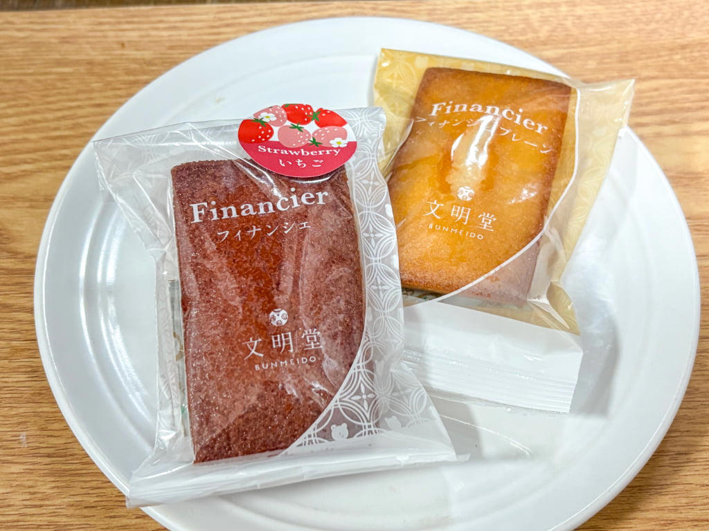 ガラスレスのライブキッチンは臨場感たっぷり, 関西ではここだけ！焼きたてをいただける「釜出しカステラ」, 「こぐまのカステラサンド」など限定品もお目当てに, 品揃え豊富に！テラス席でひと息つくのもおすすめ