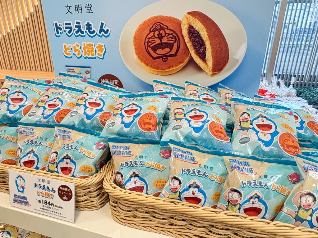 ガラスレスのライブキッチンは臨場感たっぷり, 関西ではここだけ！焼きたてをいただける「釜出しカステラ」, 「こぐまのカステラサンド」など限定品もお目当てに, 品揃え豊富に！テラス席でひと息つくのもおすすめ