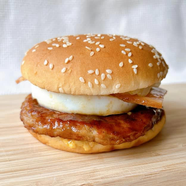 マクドナルドでは、食べ応えばつぐんの「新作バーガー」を期間限定で販売中です。, 「もう春だ！」と、発売前からSNSでも話題。, てりやきとタルタルの風味が絶妙にマッチ。, 具材それぞれの食べ応えがすごい！, てりやきとタルタルが相性ばつぐん！また食べたくなりました。, コメダ珈琲店の「フィッシュフライバーガー」もボリューム満点でおすすめです。, タルタルソースとキャベツがたまりません。