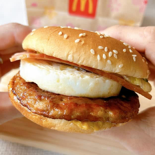 マクドナルドでは、食べ応えばつぐんの「新作バーガー」を期間限定で販売中です。, 「もう春だ！」と、発売前からSNSでも話題。, てりやきとタルタルの風味が絶妙にマッチ。, 具材それぞれの食べ応えがすごい！, てりやきとタルタルが相性ばつぐん！また食べたくなりました。, コメダ珈琲店の「フィッシュフライバーガー」もボリューム満点でおすすめです。, タルタルソースとキャベツがたまりません。