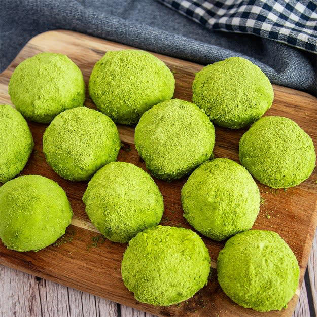 袋で混ぜてレンジ1分！ 「モチふわ抹茶ラテパン」, レシピの基本情報：, 作り方： ① 保存袋に材料をすべて入れてよく混ぜ合わせる。, ② ①を12等分に丸める。耐熱皿に6個を円状に並べてふんわりとラップをかけて600Wの電子レンジで1分加熱する。残りの6個も同じ要領で加熱したら、完成！