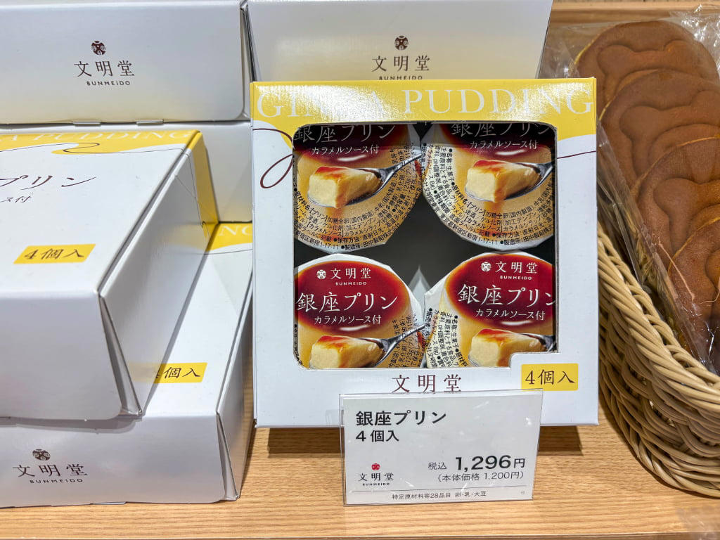 ガラスレスのライブキッチンは臨場感たっぷり, 関西ではここだけ！焼きたてをいただける「釜出しカステラ」, 「こぐまのカステラサンド」など限定品もお目当てに, 品揃え豊富に！テラス席でひと息つくのもおすすめ