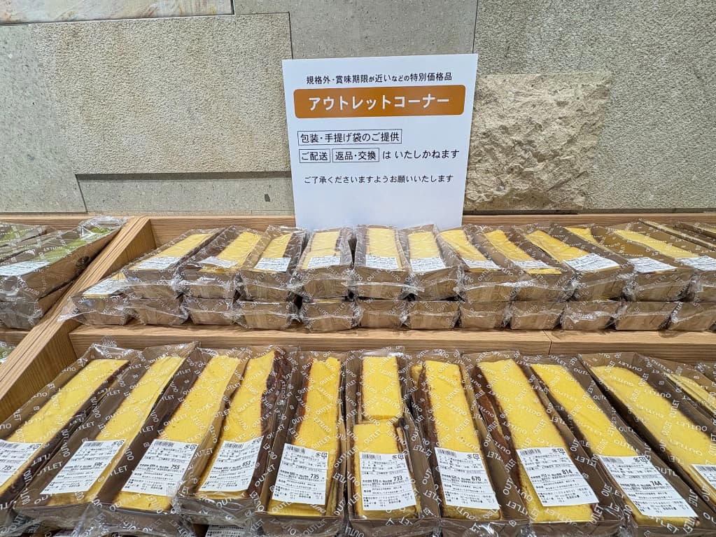 ガラスレスのライブキッチンは臨場感たっぷり, 関西ではここだけ！焼きたてをいただける「釜出しカステラ」, 「こぐまのカステラサンド」など限定品もお目当てに, 品揃え豊富に！テラス席でひと息つくのもおすすめ
