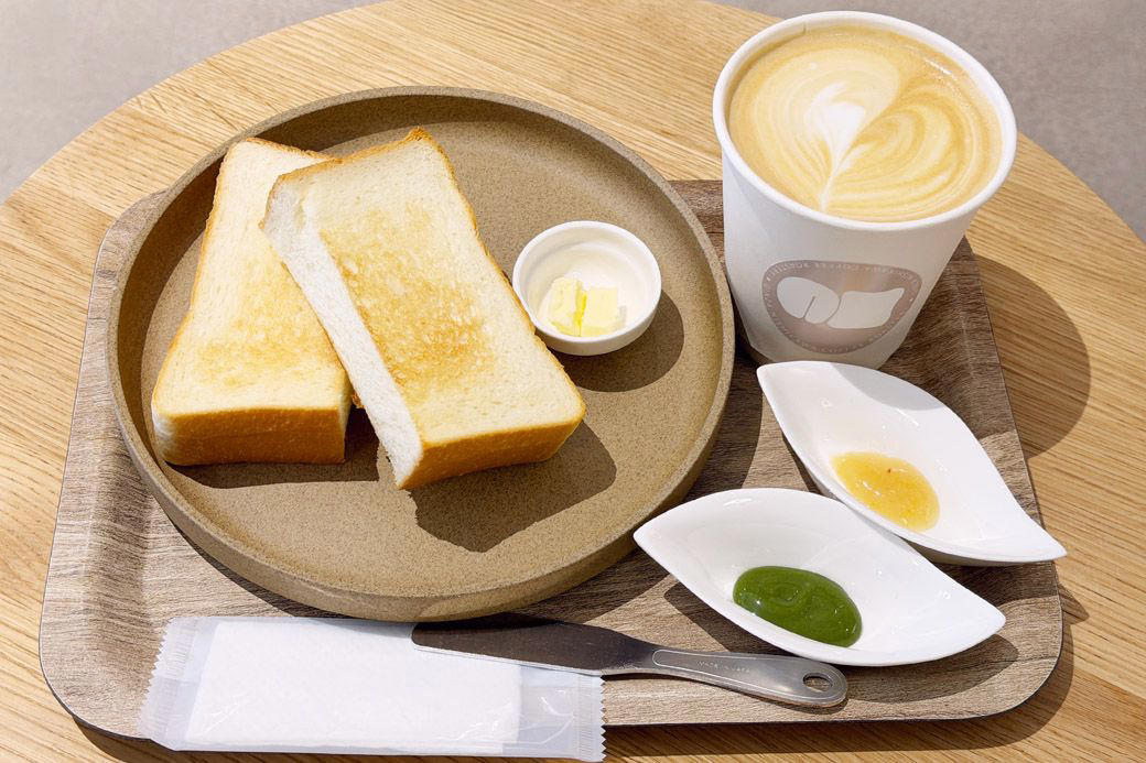 高級食パンチェーンの新業態はカフェ, 銀座に志かわのモーニングメニュー, に志かわの食パンは、やはりおいしかった, 店内焙煎の本格的なコーヒーにクリーミーなミルク, 築地で人気カフェに生まれ変わった、に志かわ, 「どうして今までカフェにしなかったのか」絶好の立地
