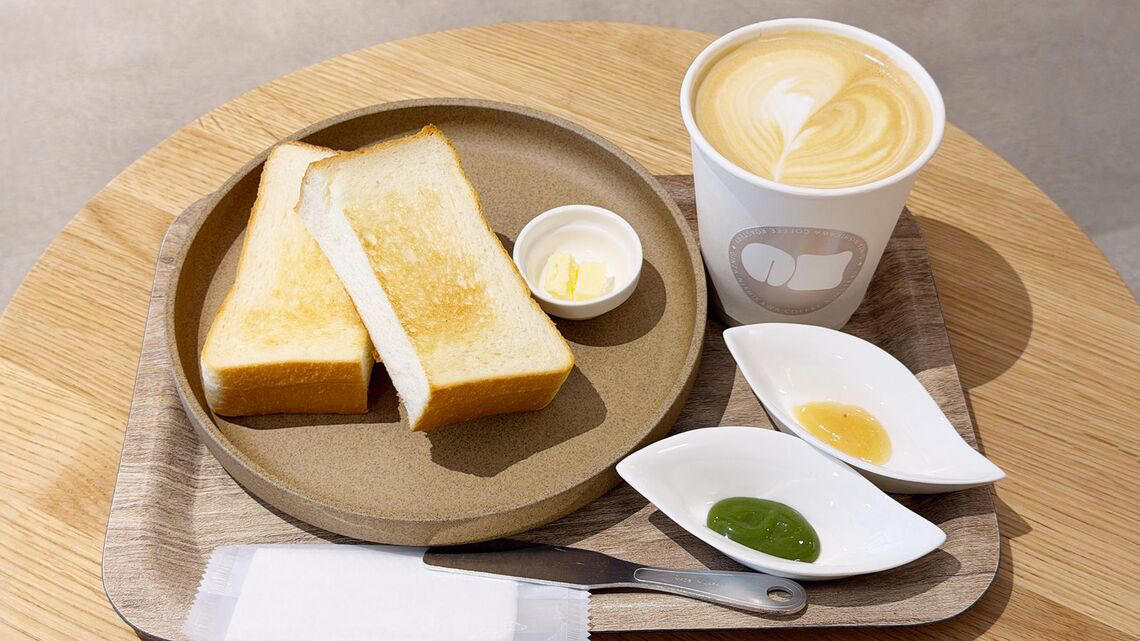 高級食パンチェーンの新業態はカフェ, 銀座に志かわのモーニングメニュー, に志かわの食パンは、やはりおいしかった, 店内焙煎の本格的なコーヒーにクリーミーなミルク, 築地で人気カフェに生まれ変わった、に志かわ, 「どうして今までカフェにしなかったのか」絶好の立地