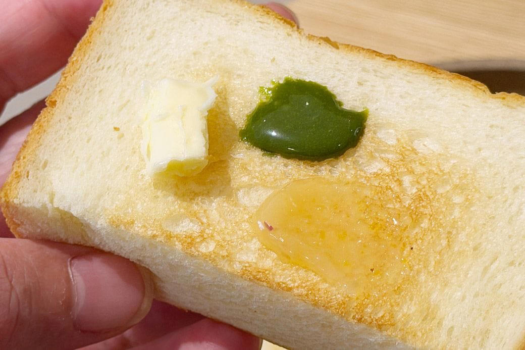 高級食パンチェーンの新業態はカフェ, 銀座に志かわのモーニングメニュー, に志かわの食パンは、やはりおいしかった, 店内焙煎の本格的なコーヒーにクリーミーなミルク, 築地で人気カフェに生まれ変わった、に志かわ, 「どうして今までカフェにしなかったのか」絶好の立地