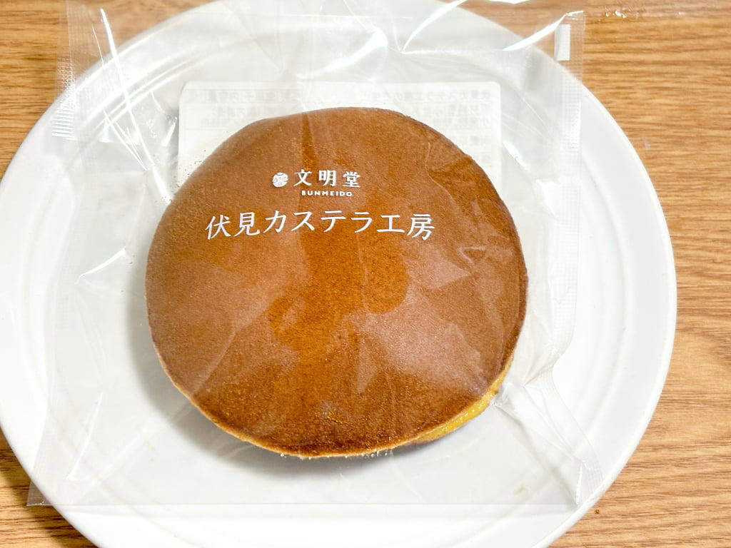 ガラスレスのライブキッチンは臨場感たっぷり, 関西ではここだけ！焼きたてをいただける「釜出しカステラ」, 「こぐまのカステラサンド」など限定品もお目当てに, 品揃え豊富に！テラス席でひと息つくのもおすすめ