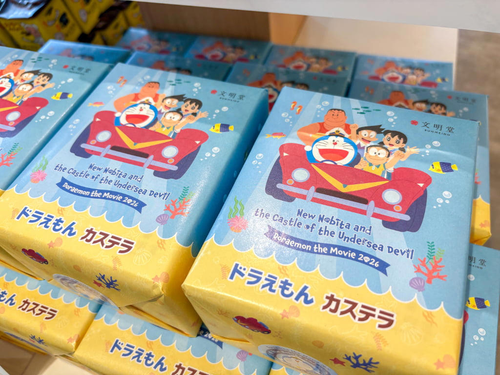 ガラスレスのライブキッチンは臨場感たっぷり, 関西ではここだけ！焼きたてをいただける「釜出しカステラ」, 「こぐまのカステラサンド」など限定品もお目当てに, 品揃え豊富に！テラス席でひと息つくのもおすすめ