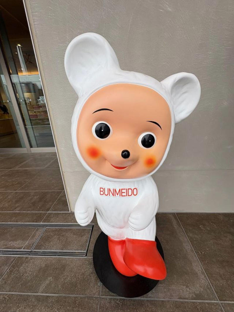 ガラスレスのライブキッチンは臨場感たっぷり, 関西ではここだけ！焼きたてをいただける「釜出しカステラ」, 「こぐまのカステラサンド」など限定品もお目当てに, 品揃え豊富に！テラス席でひと息つくのもおすすめ