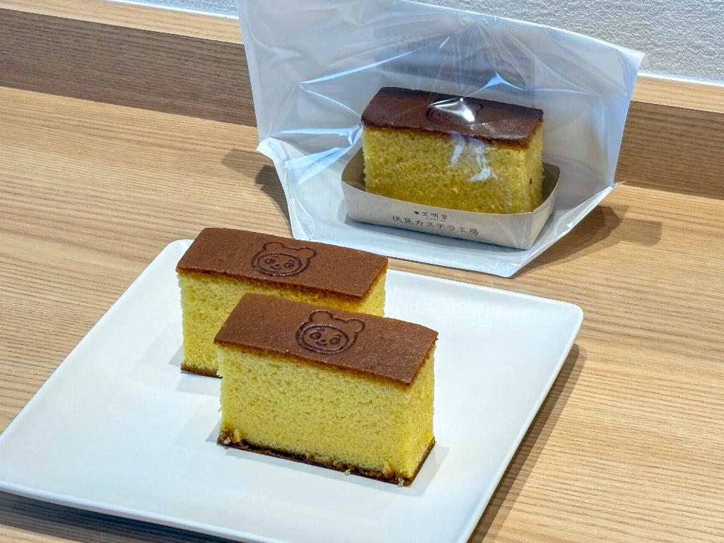 ガラスレスのライブキッチンは臨場感たっぷり, 関西ではここだけ！焼きたてをいただける「釜出しカステラ」, 「こぐまのカステラサンド」など限定品もお目当てに, 品揃え豊富に！テラス席でひと息つくのもおすすめ