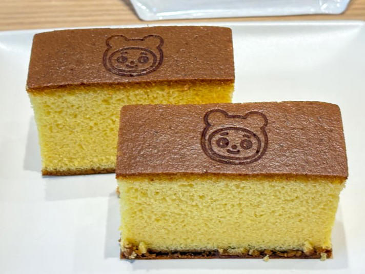 ガラスレスのライブキッチンは臨場感たっぷり, 関西ではここだけ！焼きたてをいただける「釜出しカステラ」, 「こぐまのカステラサンド」など限定品もお目当てに, 品揃え豊富に！テラス席でひと息つくのもおすすめ