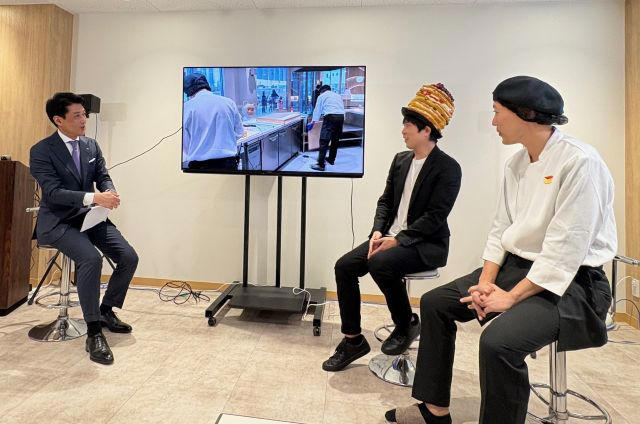 ガラスレスのライブキッチンは臨場感たっぷり, 関西ではここだけ！焼きたてをいただける「釜出しカステラ」, 「こぐまのカステラサンド」など限定品もお目当てに, 品揃え豊富に！テラス席でひと息つくのもおすすめ