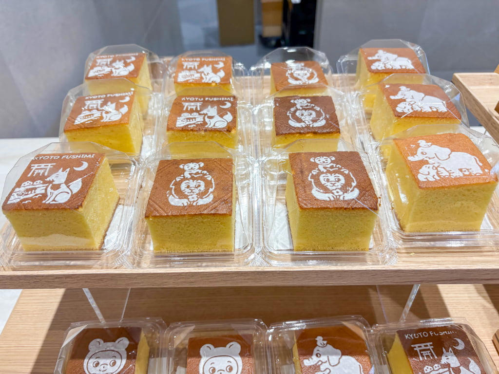ガラスレスのライブキッチンは臨場感たっぷり, 関西ではここだけ！焼きたてをいただける「釜出しカステラ」, 「こぐまのカステラサンド」など限定品もお目当てに, 品揃え豊富に！テラス席でひと息つくのもおすすめ