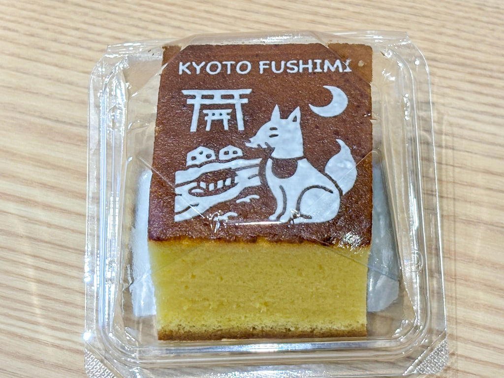 ガラスレスのライブキッチンは臨場感たっぷり, 関西ではここだけ！焼きたてをいただける「釜出しカステラ」, 「こぐまのカステラサンド」など限定品もお目当てに, 品揃え豊富に！テラス席でひと息つくのもおすすめ