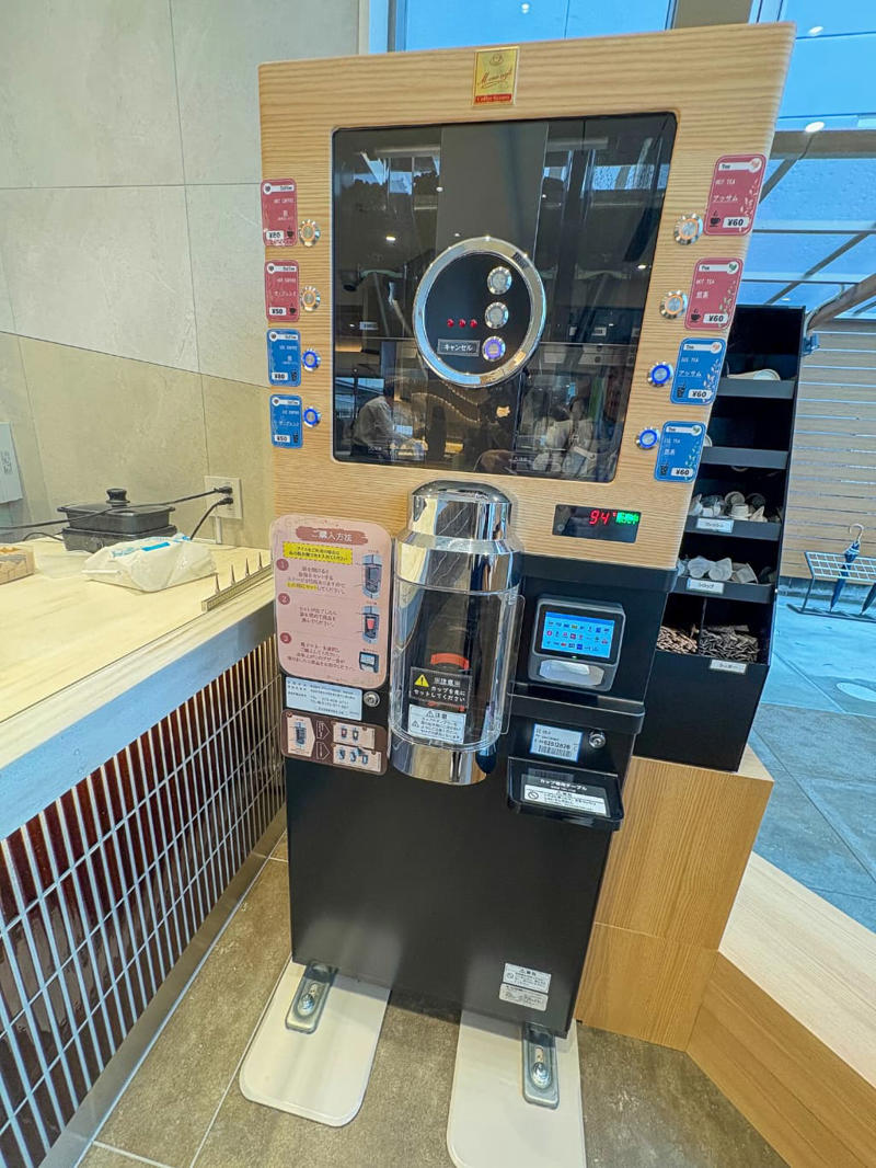 ガラスレスのライブキッチンは臨場感たっぷり, 関西ではここだけ！焼きたてをいただける「釜出しカステラ」, 「こぐまのカステラサンド」など限定品もお目当てに, 品揃え豊富に！テラス席でひと息つくのもおすすめ