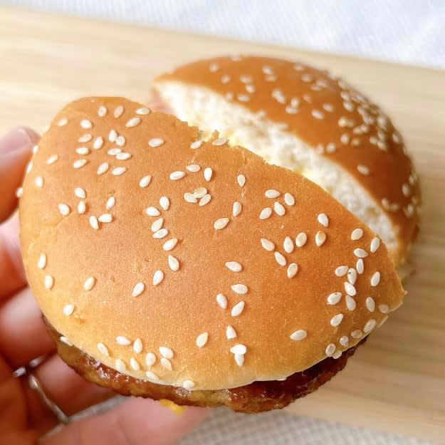 マクドナルドでは、食べ応えばつぐんの「新作バーガー」を期間限定で販売中です。, 「もう春だ！」と、発売前からSNSでも話題。, てりやきとタルタルの風味が絶妙にマッチ。, 具材それぞれの食べ応えがすごい！, てりやきとタルタルが相性ばつぐん！また食べたくなりました。, コメダ珈琲店の「フィッシュフライバーガー」もボリューム満点でおすすめです。, タルタルソースとキャベツがたまりません。