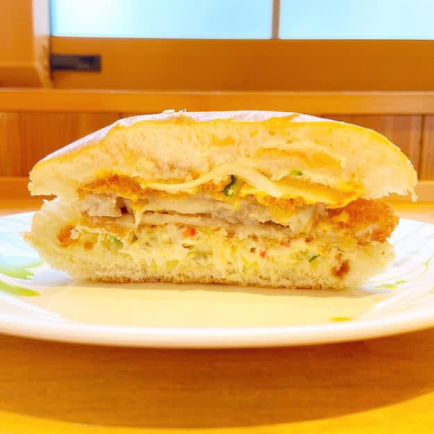 マクドナルドでは、食べ応えばつぐんの「新作バーガー」を期間限定で販売中です。, 「もう春だ！」と、発売前からSNSでも話題。, てりやきとタルタルの風味が絶妙にマッチ。, 具材それぞれの食べ応えがすごい！, てりやきとタルタルが相性ばつぐん！また食べたくなりました。, コメダ珈琲店の「フィッシュフライバーガー」もボリューム満点でおすすめです。, タルタルソースとキャベツがたまりません。