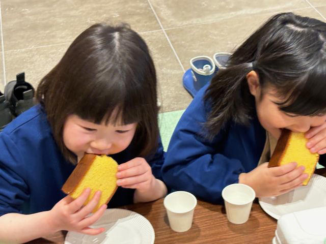 ガラスレスのライブキッチンは臨場感たっぷり, 関西ではここだけ！焼きたてをいただける「釜出しカステラ」, 「こぐまのカステラサンド」など限定品もお目当てに, 品揃え豊富に！テラス席でひと息つくのもおすすめ