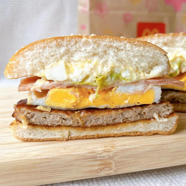 マクドナルドでは、食べ応えばつぐんの「新作バーガー」を期間限定で販売中です。, 「もう春だ！」と、発売前からSNSでも話題。, てりやきとタルタルの風味が絶妙にマッチ。, 具材それぞれの食べ応えがすごい！, てりやきとタルタルが相性ばつぐん！また食べたくなりました。, コメダ珈琲店の「フィッシュフライバーガー」もボリューム満点でおすすめです。, タルタルソースとキャベツがたまりません。