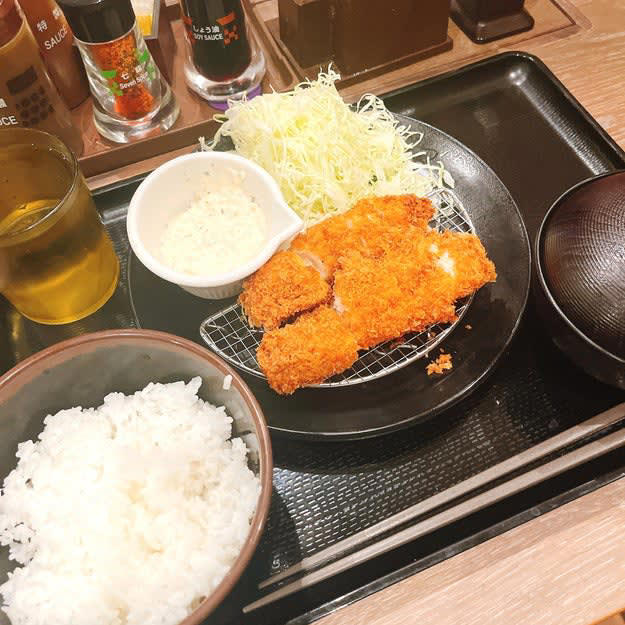 松のやでは、ボリューム満点な「復活メニュー」を販売中。, とんかつ専門店ならではのクオリティが楽しめる一品です。, 驚くほどしっとり柔らかい食感でおいしい！, ライスのおかわりが無料でできます！, 味噌汁とサラダがおいしさを引き立てています。, リピート確定のおいしさです！, 揚げ物を食べたい時は、かつやの「ねぎタルチキンカツ丼弁当」もおすすめです。, チキンカツとタルタルソースの相性がバツグン！