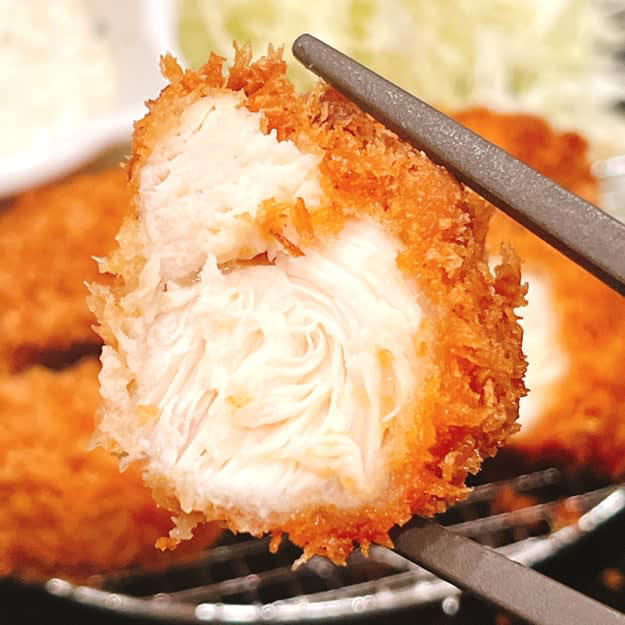 松のやでは、ボリューム満点な「復活メニュー」を販売中。, とんかつ専門店ならではのクオリティが楽しめる一品です。, 驚くほどしっとり柔らかい食感でおいしい！, ライスのおかわりが無料でできます！, 味噌汁とサラダがおいしさを引き立てています。, リピート確定のおいしさです！, 揚げ物を食べたい時は、かつやの「ねぎタルチキンカツ丼弁当」もおすすめです。, チキンカツとタルタルソースの相性がバツグン！