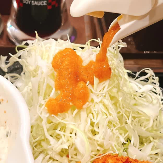 松のやでは、ボリューム満点な「復活メニュー」を販売中。, とんかつ専門店ならではのクオリティが楽しめる一品です。, 驚くほどしっとり柔らかい食感でおいしい！, ライスのおかわりが無料でできます！, 味噌汁とサラダがおいしさを引き立てています。, リピート確定のおいしさです！, 揚げ物を食べたい時は、かつやの「ねぎタルチキンカツ丼弁当」もおすすめです。, チキンカツとタルタルソースの相性がバツグン！