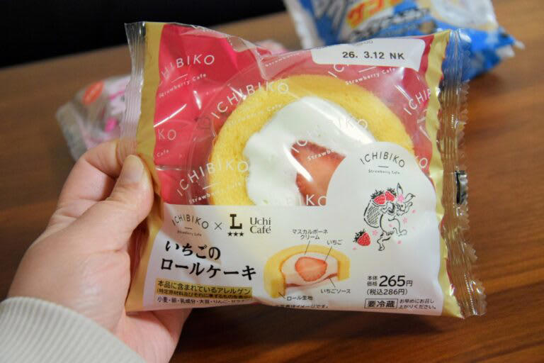 エスターバニーコラボの可愛いスイーツ！｢いちごミルク和むれっと｣, 見た目以上にずっしり！いちごカラーが可愛い和むれっと, もちっと食感とカリカリ食感が楽しめる, いちご専門店とのコラボ！｢ICHIBIKO いちごのロールケーキ｣, 真ん中のいちごが贅沢！クリームたっぷりがうれしい, いちごソースとマスカルポーネクリームのバランスが◎, 白いブラックサンダーをイメージしたシュークリーム, クランチたっぷり！存在感のある見た目, クランチ入りクリームでブラックサンダー感たっぷり, コンビニ春スイーツはコラボを満喫しよう！