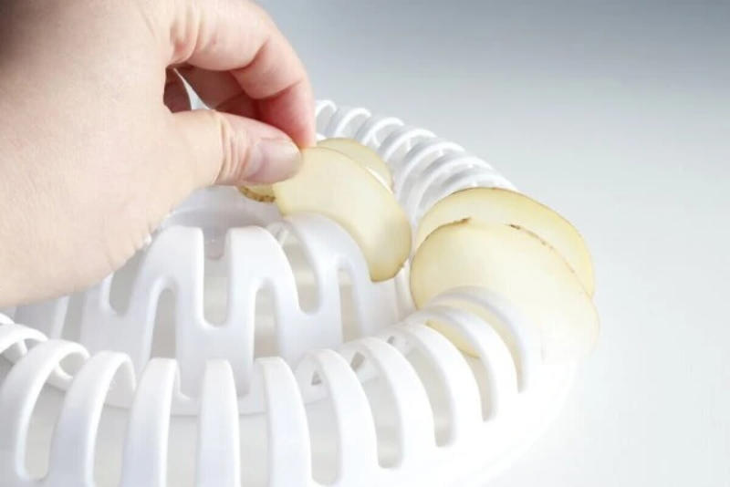 えっレンジでいけんの！？簡単にアレを作れる100均キッチン便利グッズ, 揚げないのにパリパリ！レンジだけで作れるヘルシーチップス, 油を使わないのでヘルシーなのもうれしいポイント, フライパン不要！レンジだけでふわふわだし巻き卵, 最後に押し型フタで形を整えれば完成, レンジで本格中華？！ふわふわのかに玉が作れる神アイテム, 火を使わずに作れるので、料理初心者でも簡単