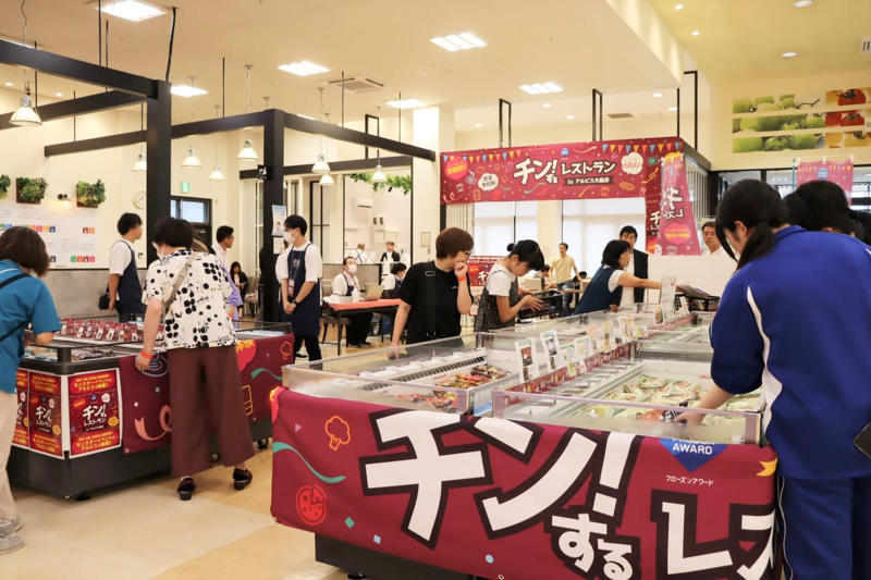 この記事で学べること, 冷凍食品200種類が2,000円で90分食べ放題, 2,174人→8,592人。2年で来場者4倍の爆発, 試食の「ケチケチ問題」を全部ひっくり返した, 売上2兆4,000億円の「裏方」が食べ放題レストランを開いた理由, スーパーの店内で食べ放題をやったらどうなったか, 2,000円で200種類食べ放題、採算はどう合ってるのか, 「節約疲れ」が火をつけた, まとめ：「チン！するレストラン」から学ぶ3つの法則