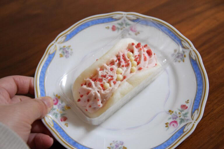 エスターバニーコラボの可愛いスイーツ！｢いちごミルク和むれっと｣, 見た目以上にずっしり！いちごカラーが可愛い和むれっと, もちっと食感とカリカリ食感が楽しめる, いちご専門店とのコラボ！｢ICHIBIKO いちごのロールケーキ｣, 真ん中のいちごが贅沢！クリームたっぷりがうれしい, いちごソースとマスカルポーネクリームのバランスが◎, 白いブラックサンダーをイメージしたシュークリーム, クランチたっぷり！存在感のある見た目, クランチ入りクリームでブラックサンダー感たっぷり, コンビニ春スイーツはコラボを満喫しよう！