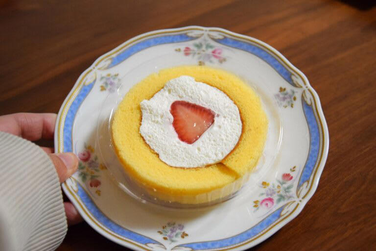 エスターバニーコラボの可愛いスイーツ！｢いちごミルク和むれっと｣, 見た目以上にずっしり！いちごカラーが可愛い和むれっと, もちっと食感とカリカリ食感が楽しめる, いちご専門店とのコラボ！｢ICHIBIKO いちごのロールケーキ｣, 真ん中のいちごが贅沢！クリームたっぷりがうれしい, いちごソースとマスカルポーネクリームのバランスが◎, 白いブラックサンダーをイメージしたシュークリーム, クランチたっぷり！存在感のある見た目, クランチ入りクリームでブラックサンダー感たっぷり, コンビニ春スイーツはコラボを満喫しよう！