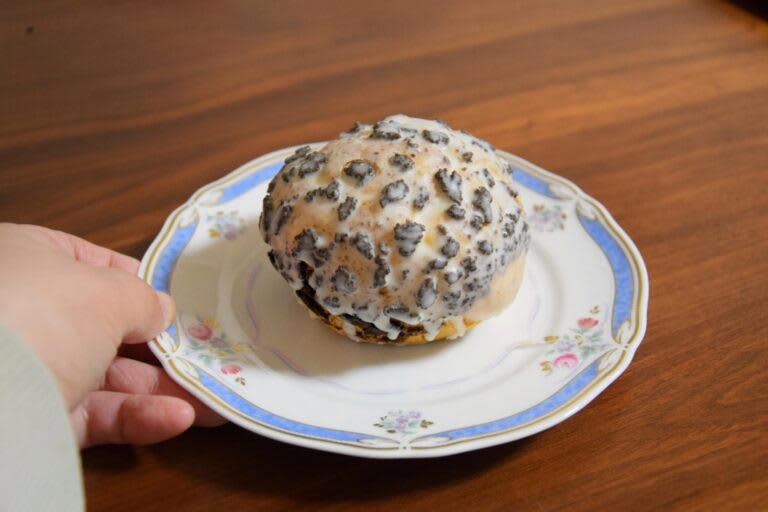 エスターバニーコラボの可愛いスイーツ！｢いちごミルク和むれっと｣, 見た目以上にずっしり！いちごカラーが可愛い和むれっと, もちっと食感とカリカリ食感が楽しめる, いちご専門店とのコラボ！｢ICHIBIKO いちごのロールケーキ｣, 真ん中のいちごが贅沢！クリームたっぷりがうれしい, いちごソースとマスカルポーネクリームのバランスが◎, 白いブラックサンダーをイメージしたシュークリーム, クランチたっぷり！存在感のある見た目, クランチ入りクリームでブラックサンダー感たっぷり, コンビニ春スイーツはコラボを満喫しよう！