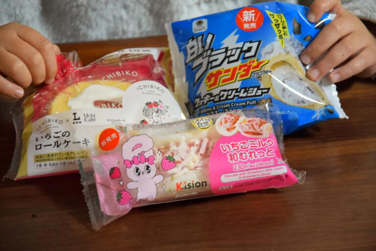 エスターバニーコラボの可愛いスイーツ！｢いちごミルク和むれっと｣, 見た目以上にずっしり！いちごカラーが可愛い和むれっと, もちっと食感とカリカリ食感が楽しめる, いちご専門店とのコラボ！｢ICHIBIKO いちごのロールケーキ｣, 真ん中のいちごが贅沢！クリームたっぷりがうれしい, いちごソースとマスカルポーネクリームのバランスが◎, 白いブラックサンダーをイメージしたシュークリーム, クランチたっぷり！存在感のある見た目, クランチ入りクリームでブラックサンダー感たっぷり, コンビニ春スイーツはコラボを満喫しよう！