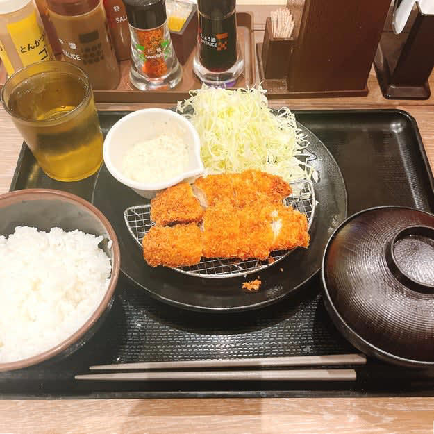 松のやでは、ボリューム満点な「復活メニュー」を販売中。, とんかつ専門店ならではのクオリティが楽しめる一品です。, 驚くほどしっとり柔らかい食感でおいしい！, ライスのおかわりが無料でできます！, 味噌汁とサラダがおいしさを引き立てています。, リピート確定のおいしさです！, 揚げ物を食べたい時は、かつやの「ねぎタルチキンカツ丼弁当」もおすすめです。, チキンカツとタルタルソースの相性がバツグン！