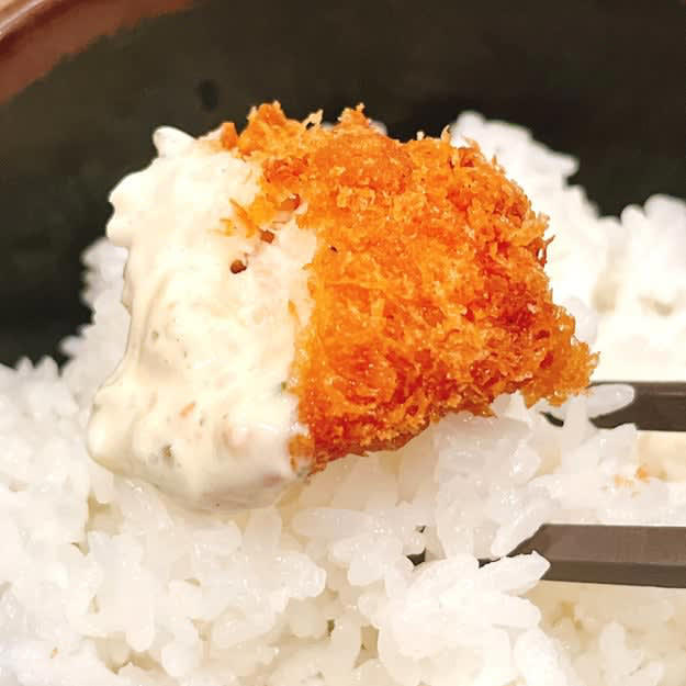 松のやでは、ボリューム満点な「復活メニュー」を販売中。, とんかつ専門店ならではのクオリティが楽しめる一品です。, 驚くほどしっとり柔らかい食感でおいしい！, ライスのおかわりが無料でできます！, 味噌汁とサラダがおいしさを引き立てています。, リピート確定のおいしさです！, 揚げ物を食べたい時は、かつやの「ねぎタルチキンカツ丼弁当」もおすすめです。, チキンカツとタルタルソースの相性がバツグン！