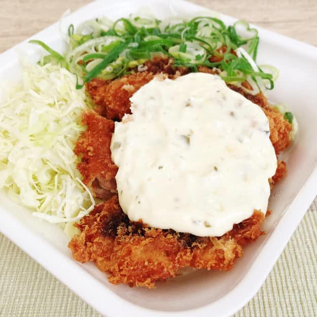 松のやでは、ボリューム満点な「復活メニュー」を販売中。, とんかつ専門店ならではのクオリティが楽しめる一品です。, 驚くほどしっとり柔らかい食感でおいしい！, ライスのおかわりが無料でできます！, 味噌汁とサラダがおいしさを引き立てています。, リピート確定のおいしさです！, 揚げ物を食べたい時は、かつやの「ねぎタルチキンカツ丼弁当」もおすすめです。, チキンカツとタルタルソースの相性がバツグン！