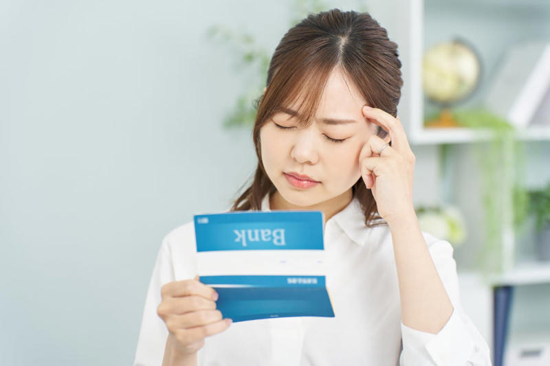 元銀行員が解説！「お金がなかなか貯まらない人」に共通する7つのNG行動とは？, 気づかぬうちに出費？「少額デジタル決済」の落とし穴, 貯蓄の基本！お金の「色分け」ができていないとどうなる？, 挫折しやすい目標設定？「金額」だけを追う貯蓄の危険性, 「一発逆転」は遠回り？堅実な資産形成から目をそむけていないか, 「限定品」や「流行」に流される消費習慣を見直そう, 「意志の力」に頼るのはNG！貯蓄を自動化する仕組みとは, 最大の資産は「自分」自身。自己投資を怠るリスクとは, 年代別の貯蓄額はいくら？単身・二人以上世帯の平均データを比較, 【単身世帯】年代別の貯蓄額、平均と中央値で見るリアルな実態, 【二人以上世帯】年代別の貯蓄額、平均と中央値からわかる家計状況