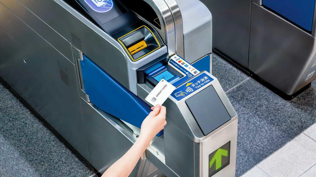 首都圏全体で約820駅まで対応拡大, SuicaやPASMOは不要になるのか, 「クレカ乗車」まだできないこと＆気をつけること, 来春にはクレカ定期券も登場, 公共交通の決済手段を広げる試金石
