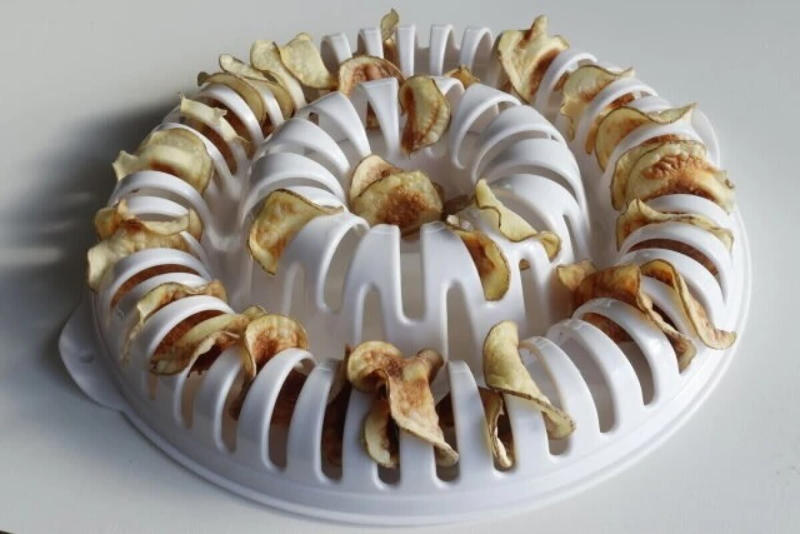 えっレンジでいけんの！？簡単にアレを作れる100均キッチン便利グッズ, 揚げないのにパリパリ！レンジだけで作れるヘルシーチップス, 油を使わないのでヘルシーなのもうれしいポイント, フライパン不要！レンジだけでふわふわだし巻き卵, 最後に押し型フタで形を整えれば完成, レンジで本格中華？！ふわふわのかに玉が作れる神アイテム, 火を使わずに作れるので、料理初心者でも簡単