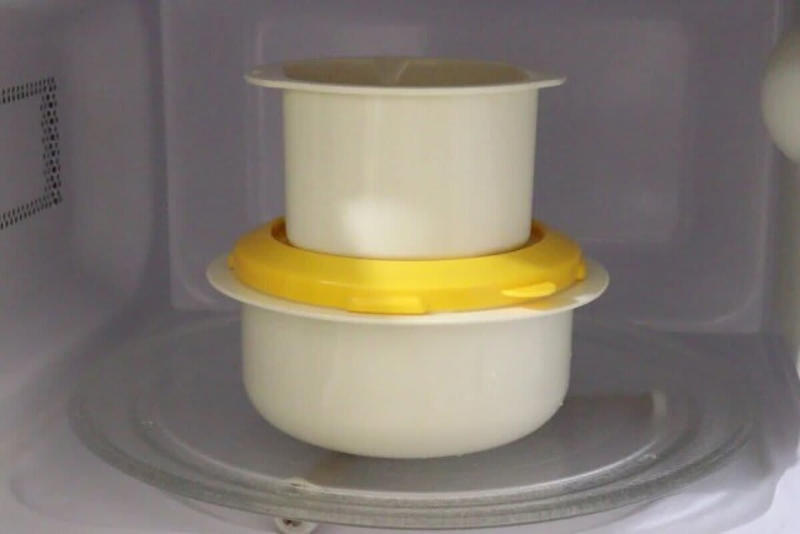 えっレンジでいけんの！？簡単にアレを作れる100均キッチン便利グッズ, 揚げないのにパリパリ！レンジだけで作れるヘルシーチップス, 油を使わないのでヘルシーなのもうれしいポイント, フライパン不要！レンジだけでふわふわだし巻き卵, 最後に押し型フタで形を整えれば完成, レンジで本格中華？！ふわふわのかに玉が作れる神アイテム, 火を使わずに作れるので、料理初心者でも簡単