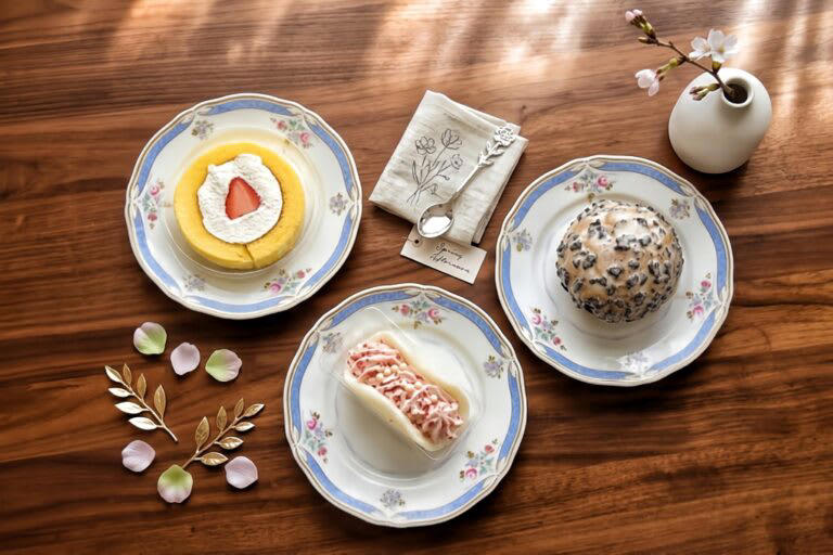 エスターバニーコラボの可愛いスイーツ！｢いちごミルク和むれっと｣, 見た目以上にずっしり！いちごカラーが可愛い和むれっと, もちっと食感とカリカリ食感が楽しめる, いちご専門店とのコラボ！｢ICHIBIKO いちごのロールケーキ｣, 真ん中のいちごが贅沢！クリームたっぷりがうれしい, いちごソースとマスカルポーネクリームのバランスが◎, 白いブラックサンダーをイメージしたシュークリーム, クランチたっぷり！存在感のある見た目, クランチ入りクリームでブラックサンダー感たっぷり, コンビニ春スイーツはコラボを満喫しよう！