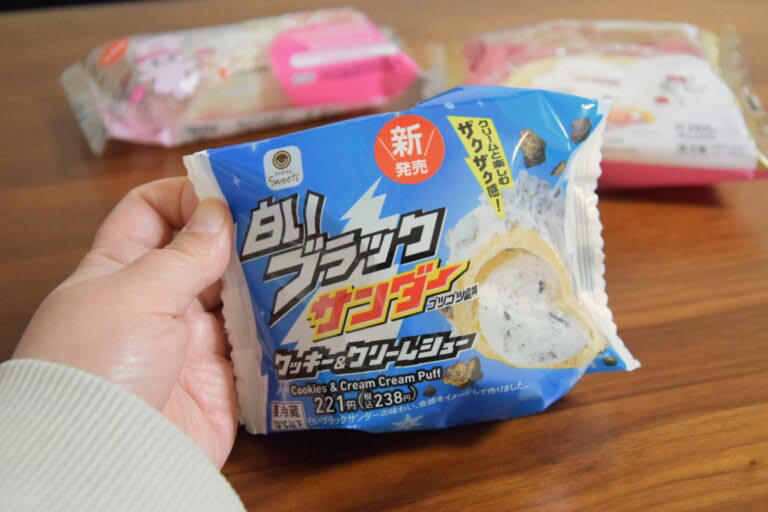 エスターバニーコラボの可愛いスイーツ！｢いちごミルク和むれっと｣, 見た目以上にずっしり！いちごカラーが可愛い和むれっと, もちっと食感とカリカリ食感が楽しめる, いちご専門店とのコラボ！｢ICHIBIKO いちごのロールケーキ｣, 真ん中のいちごが贅沢！クリームたっぷりがうれしい, いちごソースとマスカルポーネクリームのバランスが◎, 白いブラックサンダーをイメージしたシュークリーム, クランチたっぷり！存在感のある見た目, クランチ入りクリームでブラックサンダー感たっぷり, コンビニ春スイーツはコラボを満喫しよう！