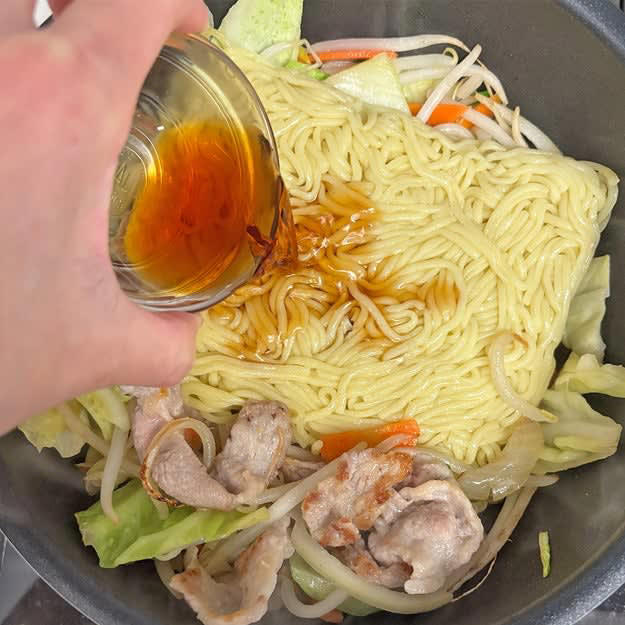 レシピの基本情報：, 麦茶は、ペットボトルでも家で煮出したものでもOK。, 材料はお好みの具材でOK。袋の表記通りの水を麦茶に変えるだけ。, 焼きそばを蒸したら、付属のソースで味付けする。よく絡めたら、完成！, 💡失敗しないポイントは？, ❓よくある質問（FAQ）