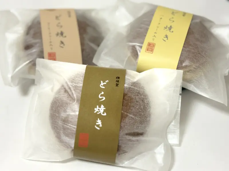 自家製餡たっぷりどらやき（270円）, 海軍の記憶を刻むどら焼き・コーヒークリーム」（270円）, 一日200個。変わらない職人の手仕事, 老舗和菓子店にアニメの風が吹いた, 若き経営陣の「挑戦心」, 若い世代だからこそ挑戦する