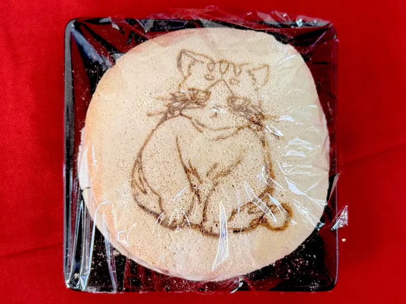 自家製餡たっぷりどらやき（270円）, 海軍の記憶を刻むどら焼き・コーヒークリーム」（270円）, 一日200個。変わらない職人の手仕事, 老舗和菓子店にアニメの風が吹いた, 若き経営陣の「挑戦心」, 若い世代だからこそ挑戦する